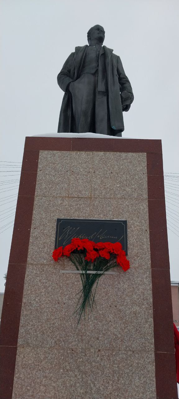 АЗНАКАЕВСКИЕ КОММУНИСТЫ ПОЧТИЛИ ПАМЯТЬ ЛЕНИНА