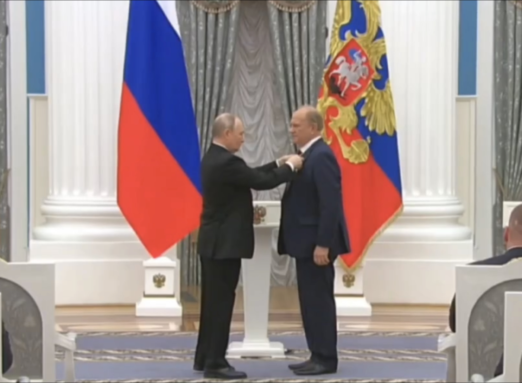 Президент России Владимир Путин вручил золотую звезду Героя Труда лидеру КПРФ Геннадию Зюганову 