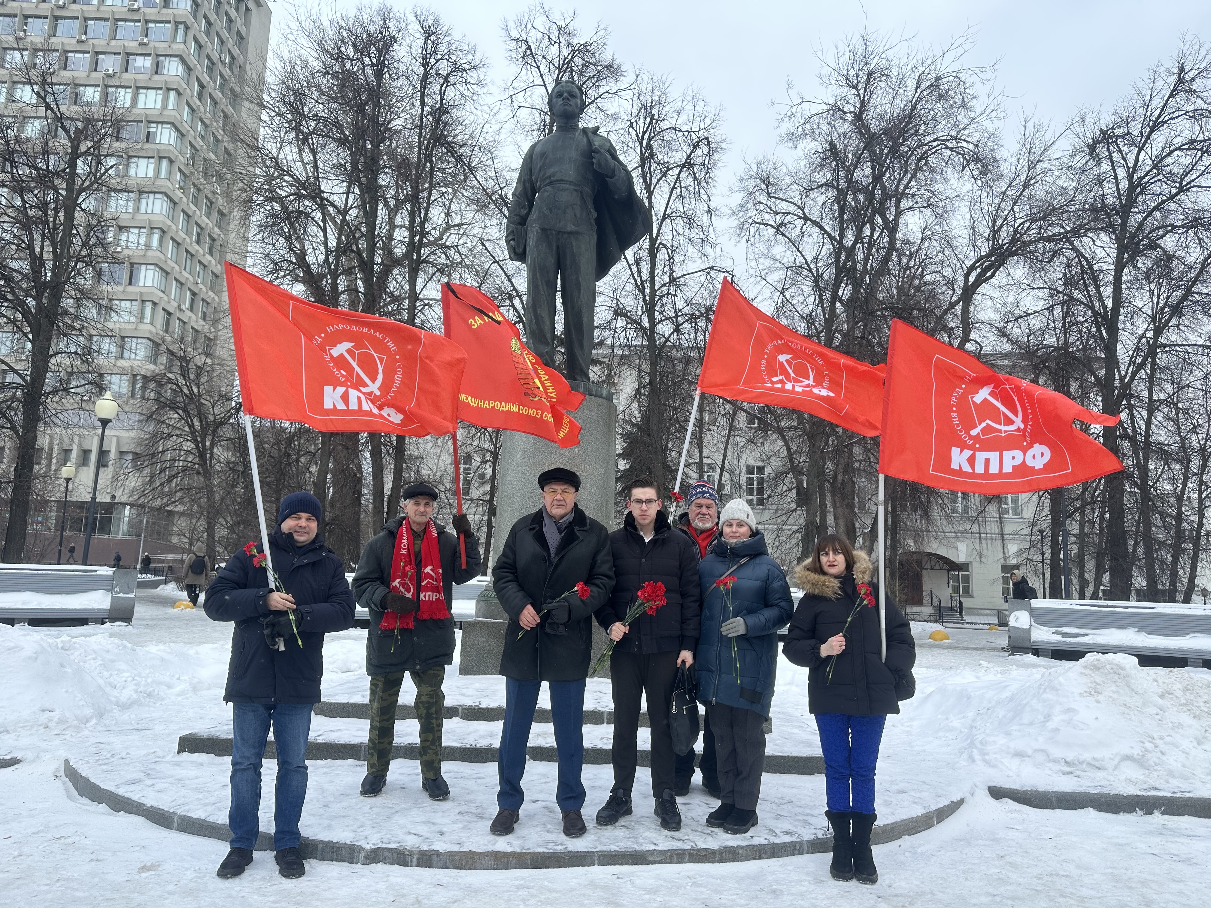 Под знаменем Ленинских заветов - к победному социалистическому возрождению Отечества!