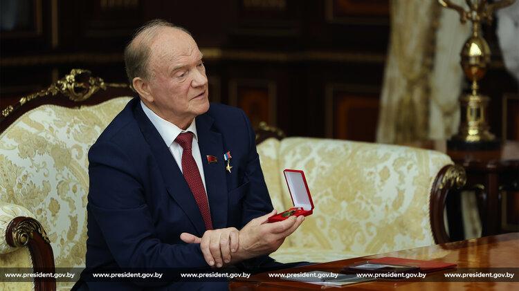 Геннадий Зюганов вручил Ленинскую премию ЦК КПРФ Александру Лукашенко